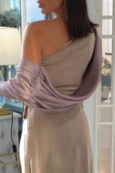 Elegante vestido de noche formal liso sin espalda con abertura y pliegues y cuello oblicuo